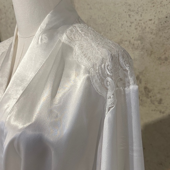 Vintage White Satin Lace Robe | Made in USA | 80s Bridal Glam | Size Large - Picture 3 of 5